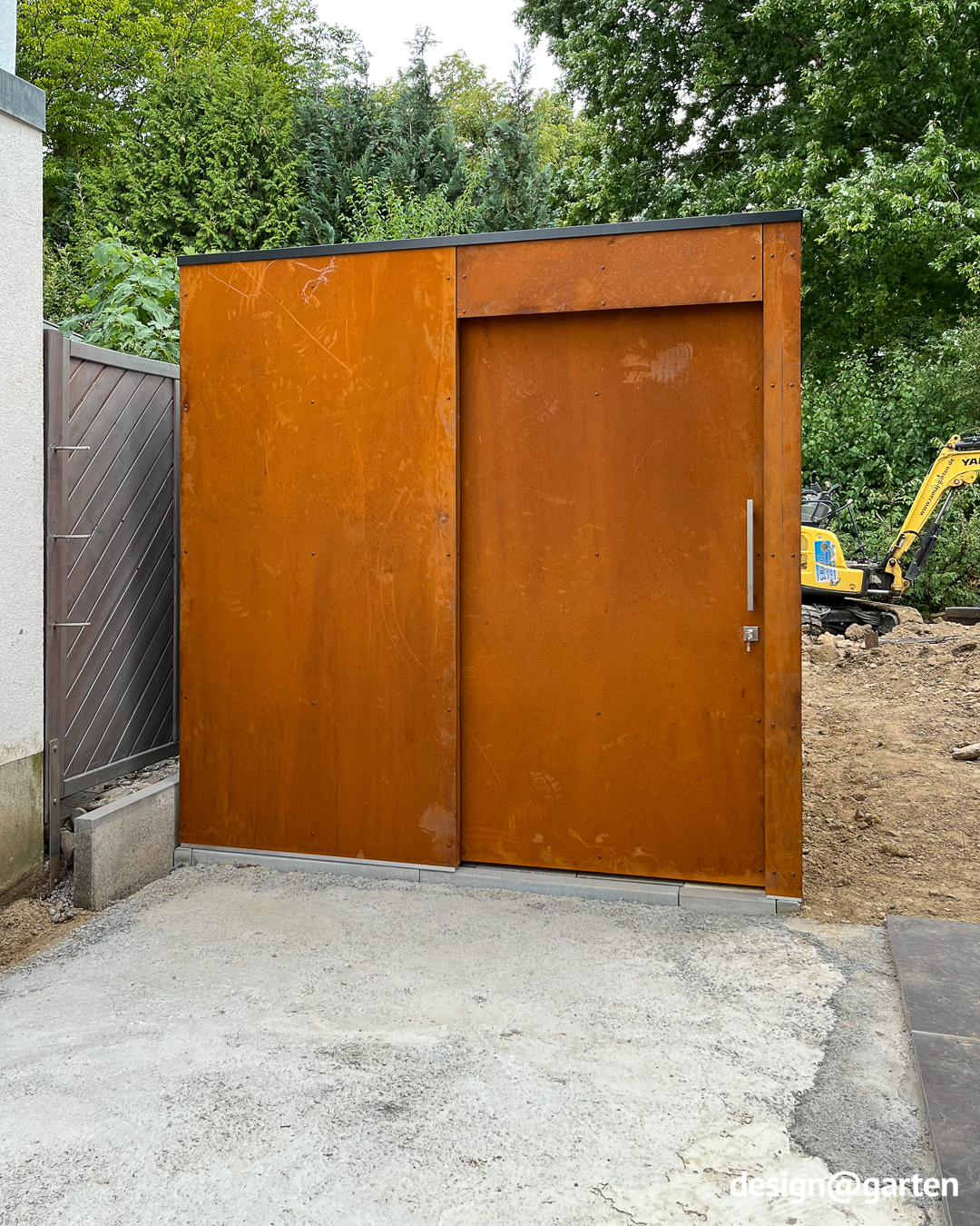 Gerätehaus mit 2mm echt Cortenstahl Verkleidung und ESG-Verglasung